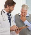 Arzt im Gespräch mit Patient