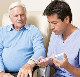 Arzt legt Patient eine Infusion