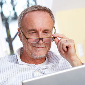 Mann mit Brille liest